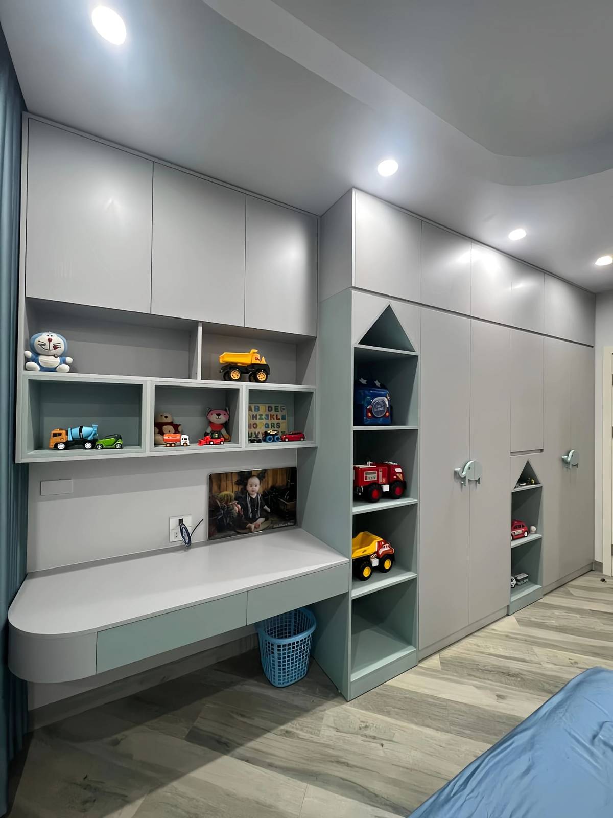 Tủ quần áo và bàn học trẻ em