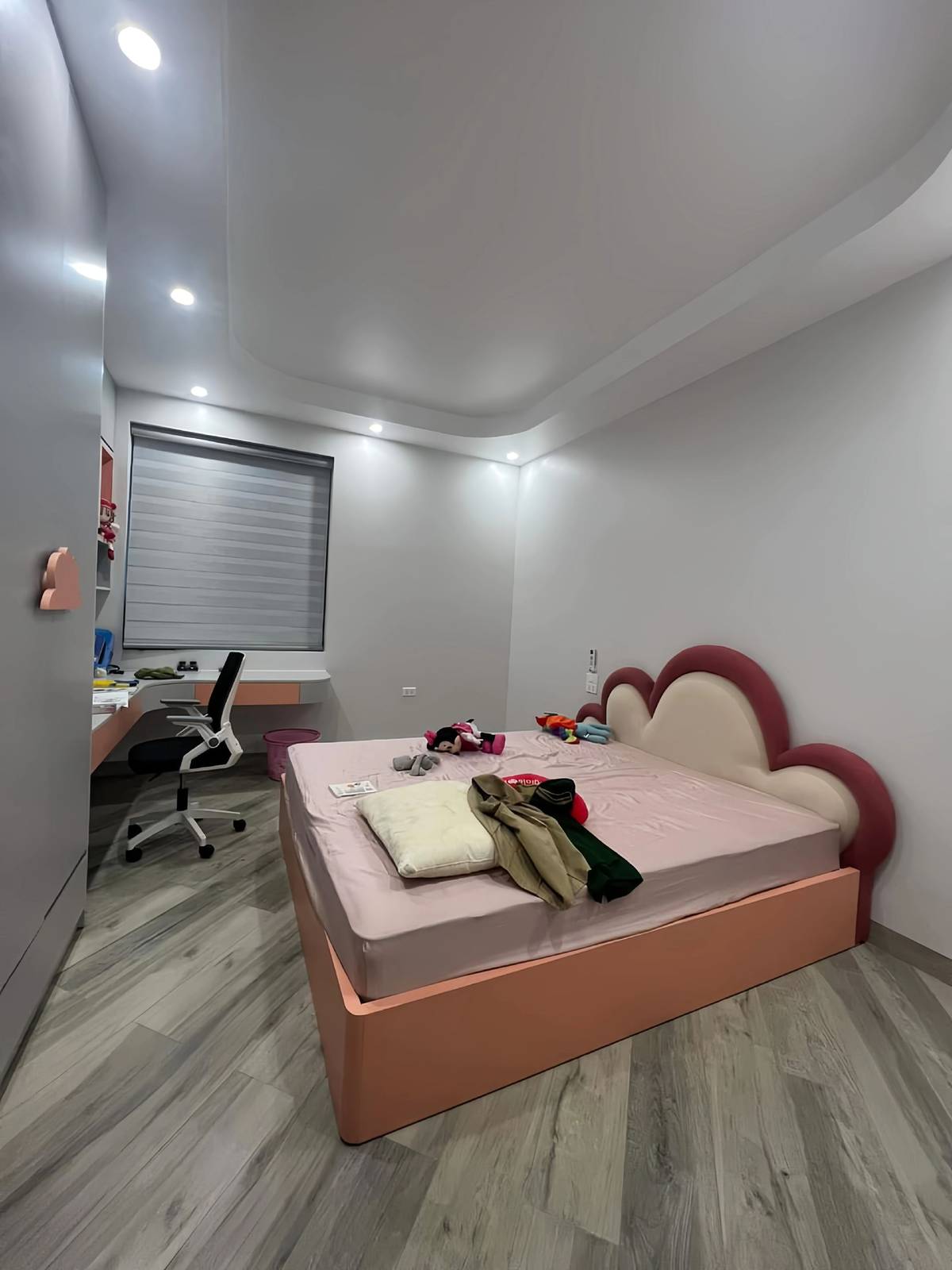 Phòng ngủ dành cho bé gái với chiếc giường công chúa nổi bật