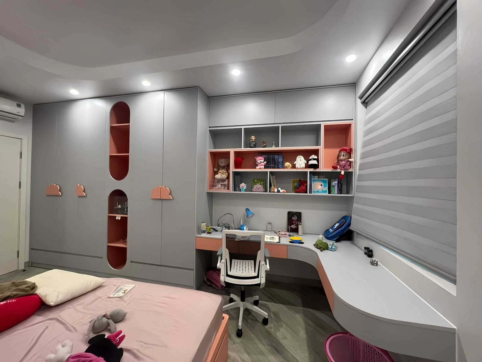 Bàn học và tủ quần áo bé gái