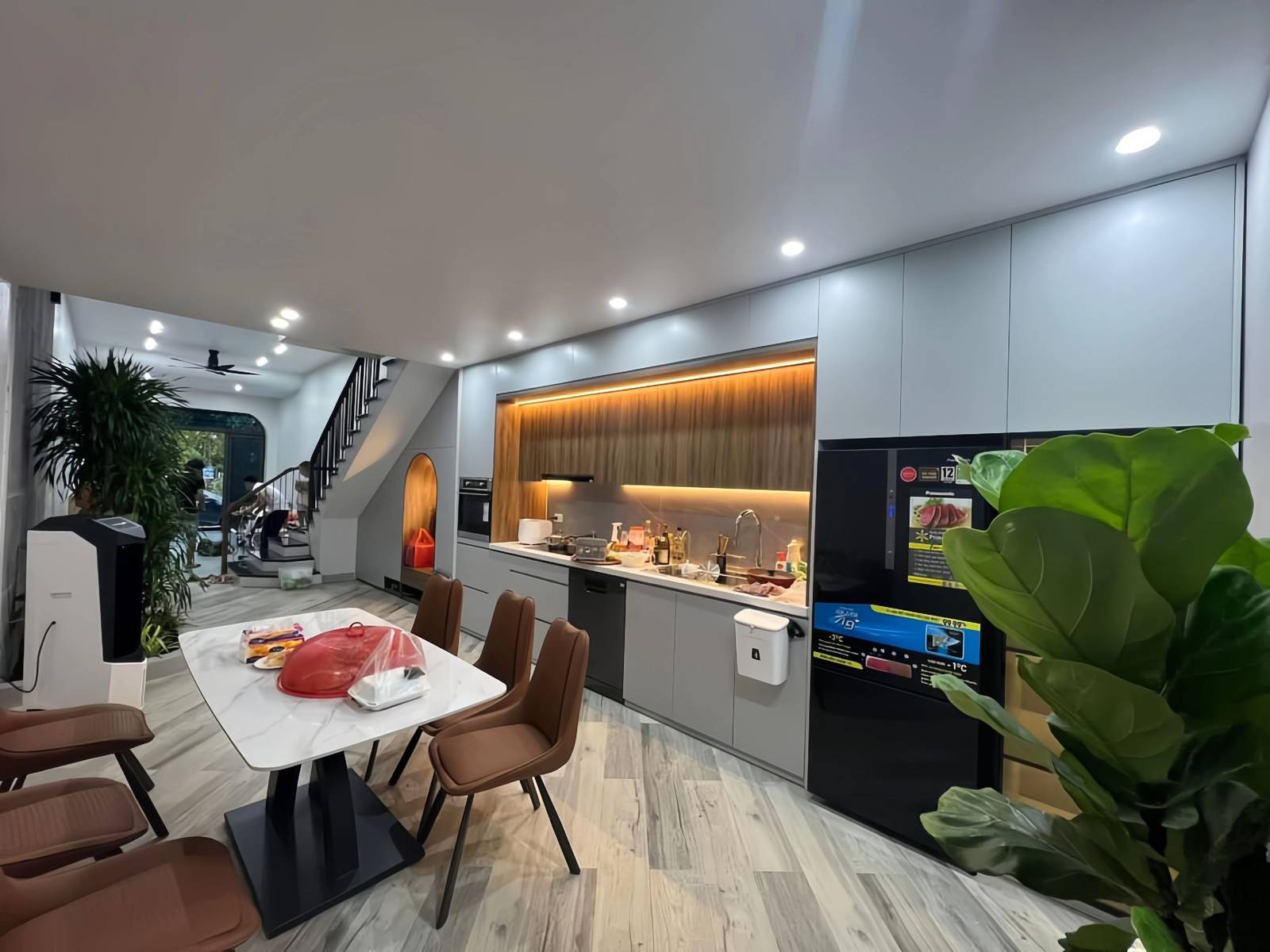 Góc nhìn từ bên trong của căn bếp