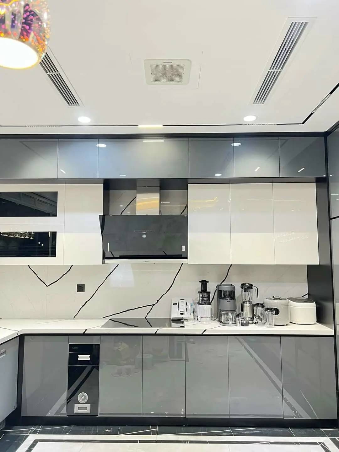 tu bep hien dai canh acrylic 2