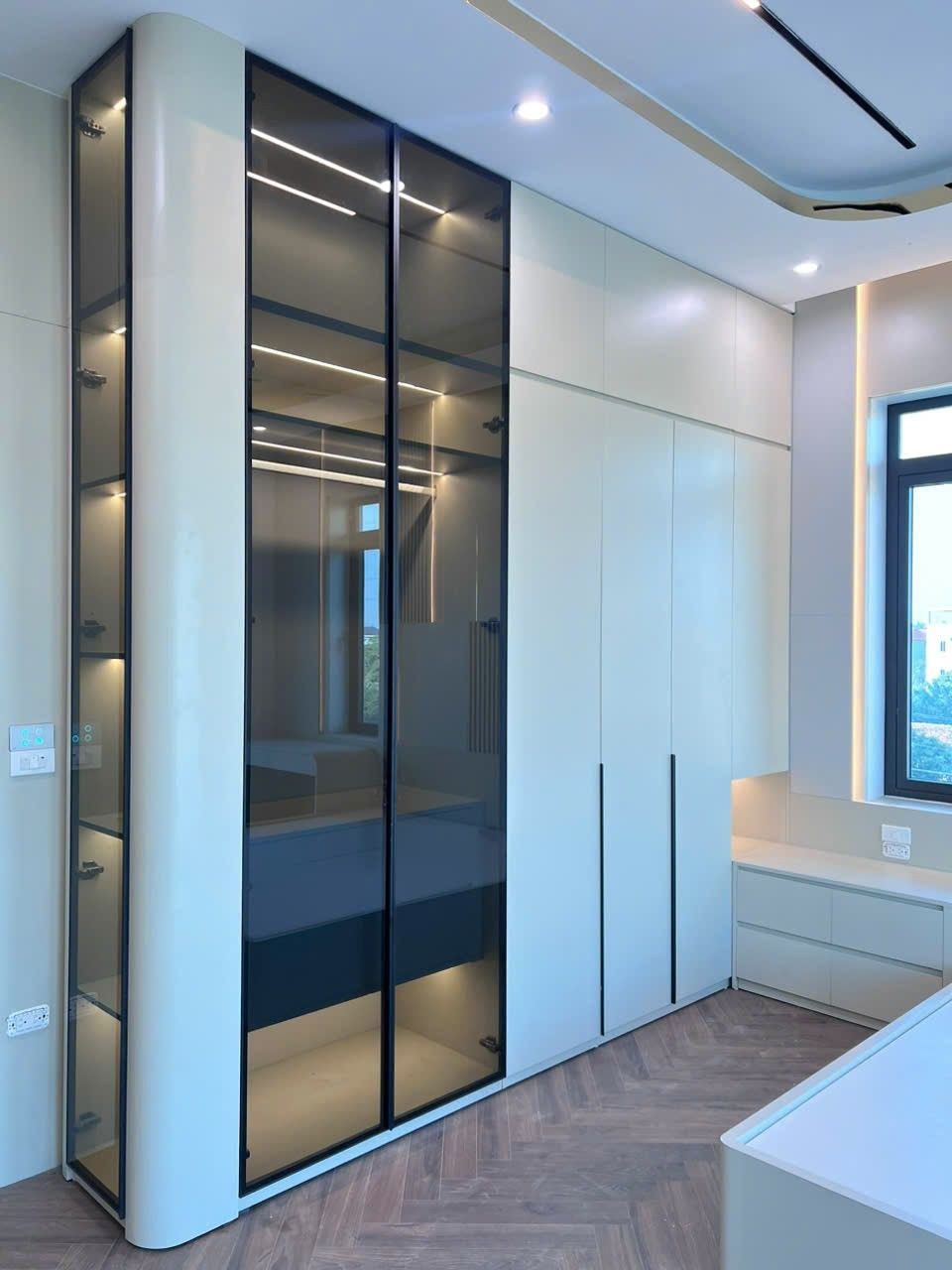 tu quan ao canh kinh hien dai 1