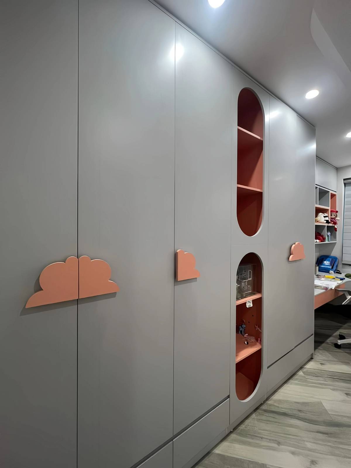 Các tay nắm của tủ quần áo cũng được tạo hình ngộ nghĩnh